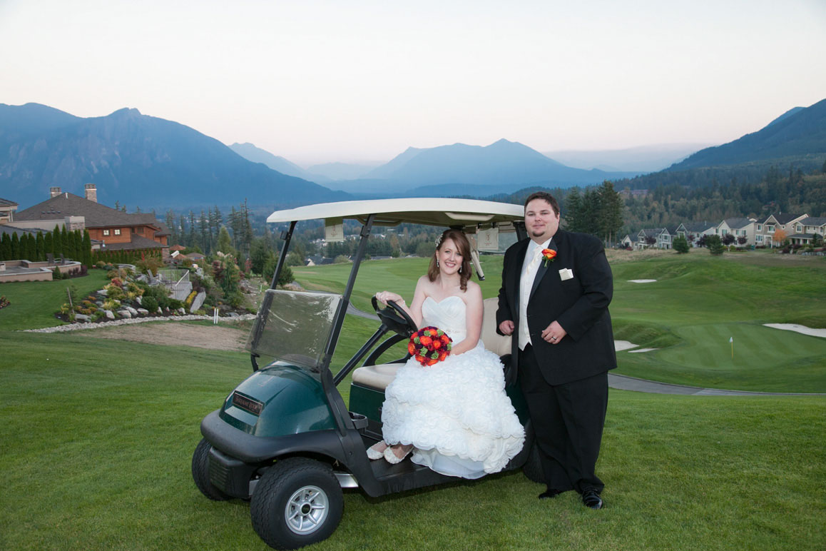 Seattle wedding photographer Tom Ellis Photography. Bride and groom with golf cart, Mt. Si in the background, at Snoqualmie Ridge