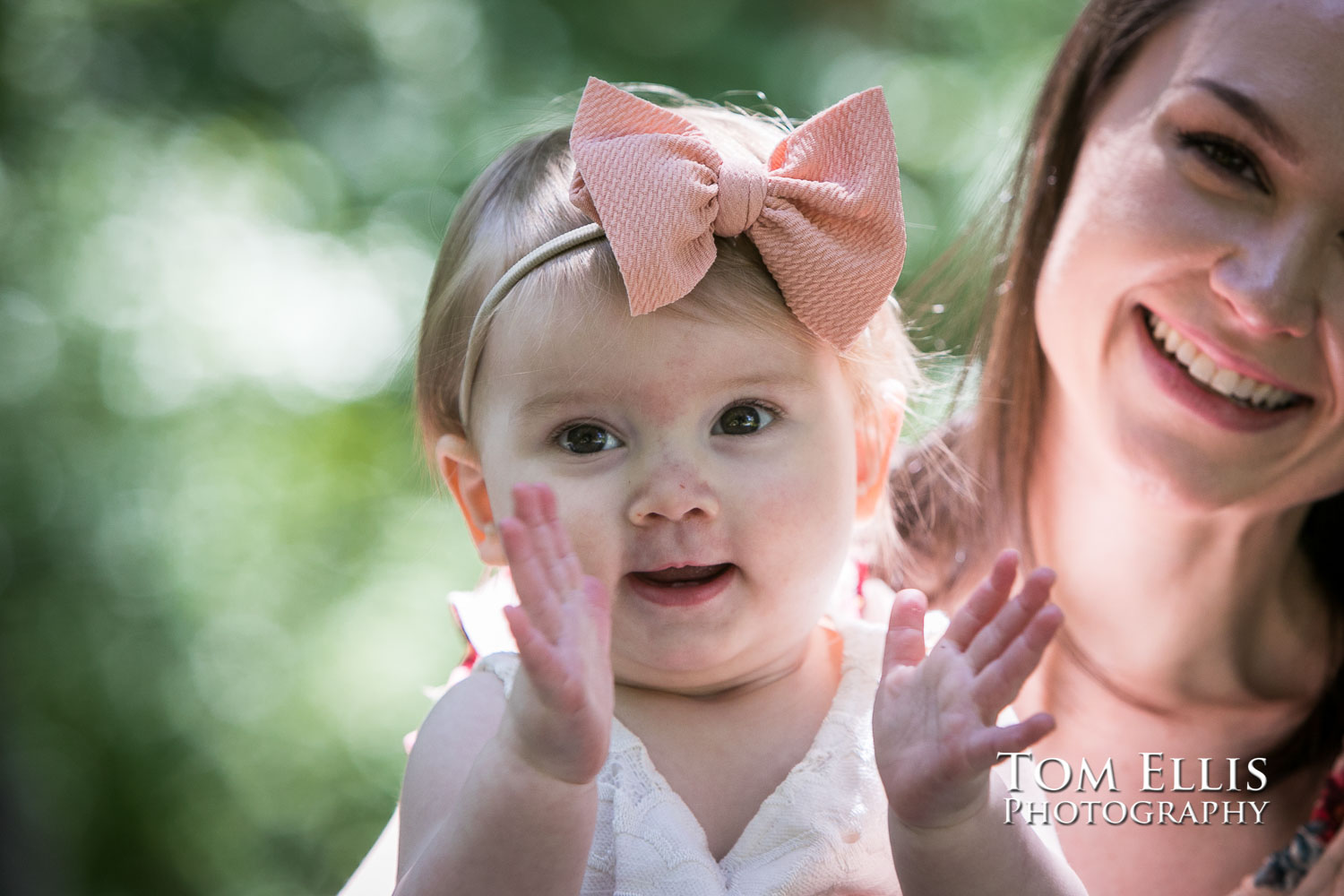 Addison claps her hands while mom Ashley looks on during their birthday/family photo session. Tom Ellis Photography