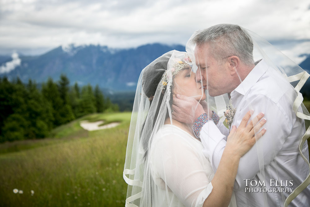 Liliana and Greg's quarantine elopement wedding ceremony. Tom Ellis Photography, Seattle elopement photographer.