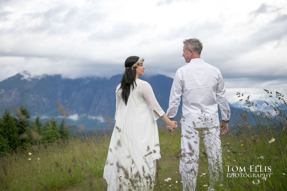 Liliana and Greg's quarantine elopement wedding ceremony. Tom Ellis Photography, Seattle elopement photographer.