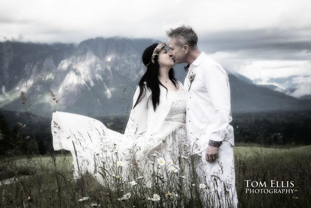 Liliana and Greg's quarantine elopement wedding ceremony. Tom Ellis Photography, Seattle elopement photographer.