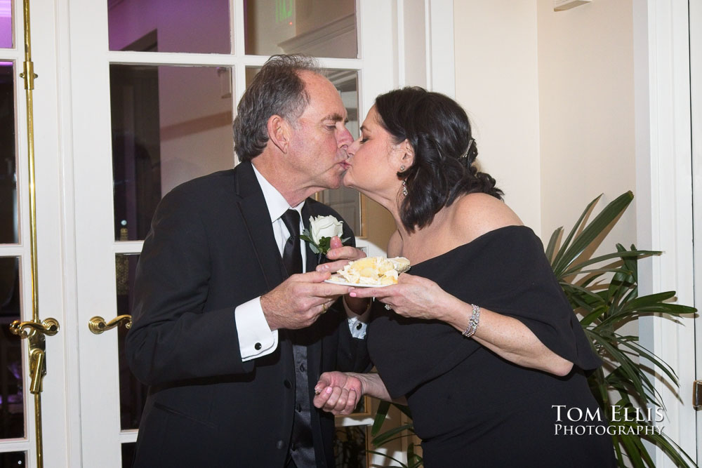 Seattle Holiday/Christmas wedding. Seattle wedding photographer Tom Ellis Photography