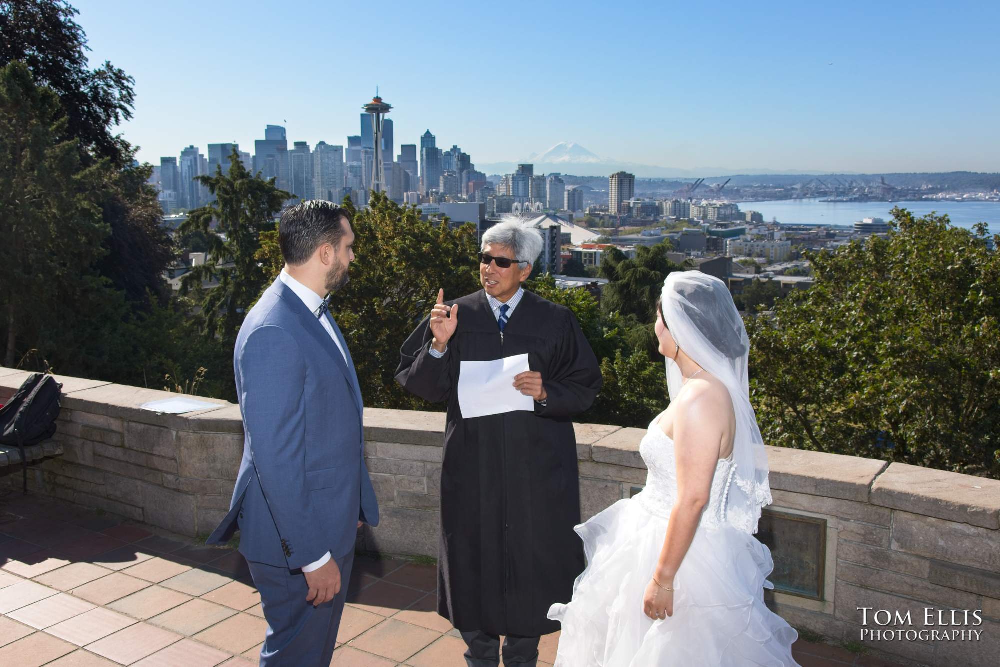 Angela and Josh at Kerry Park for their Seattle elopement wedding ceremony. Tom Ellis Photograhy, Seattle elopement photographert