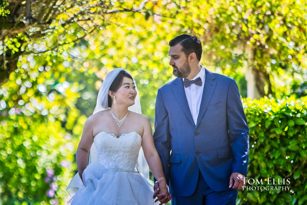 Seattle elopement wedding ceremont at Kerry Park. Tom Ellis Photography, Seattle wedding photographer