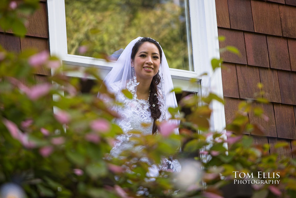 Seattle area outdoor summer wedding at Robinswood House