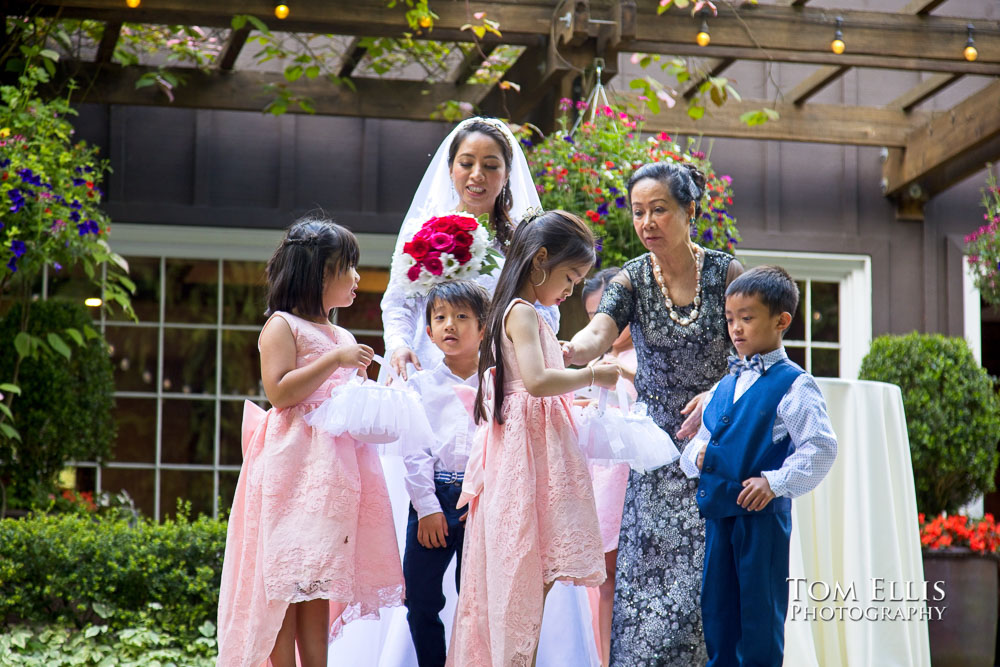 Seattle area outdoor summer wedding at Robinswood House