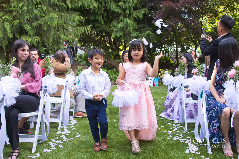 Seattle area outdoor summer wedding at Robinswood House