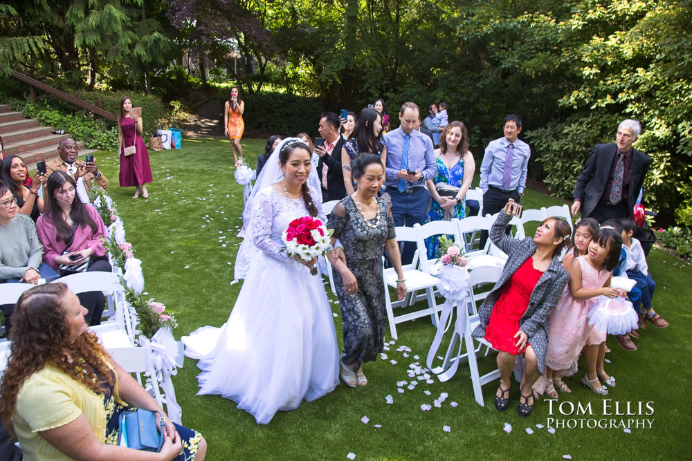 Seattle area outdoor summer wedding at Robinswood House