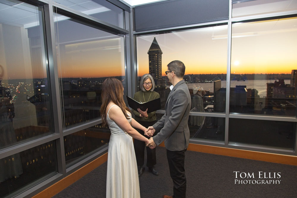 Jennyfer and Daniel have an elopement wedding at the Seattle Municipal Courthouse. Tom Ellis Photography, Seattle elopement photographer
