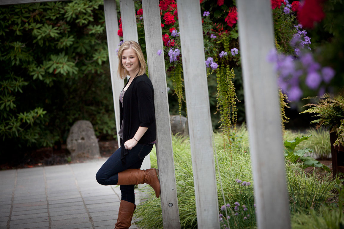 Senior girl leaning against post at Bellevue Botanical Gardens